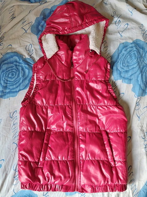 Women's red sleeveless vest like new, size M