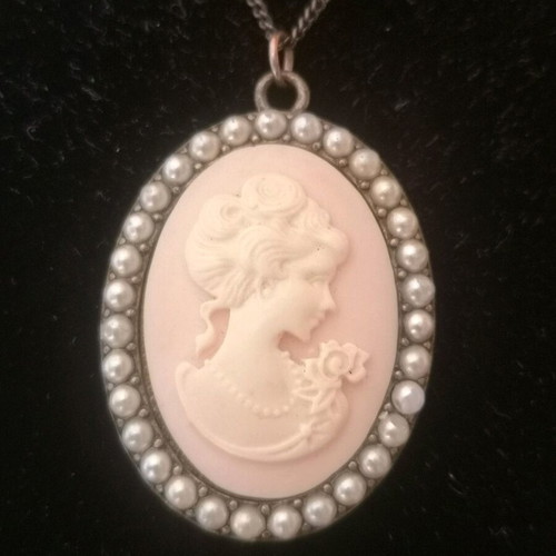 Cameo Vintage Faux Bijoux Pendant Necklace like new