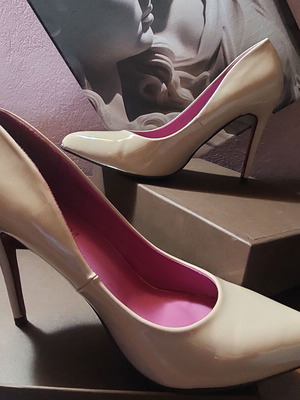 Alta Moda cream patent leather high heel shoes like new with magenta inner sole