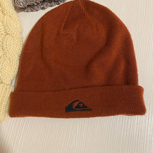 3 warm hats like new, Quiksilver and others