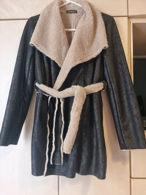 Enzzo women's coat with fur and belt like new, black