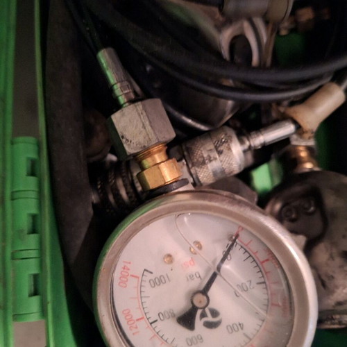 Oil pressure measuring instruments used, manometers