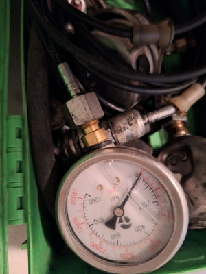 Oil pressure measuring instruments used, manometers