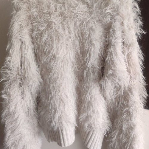 White pullover like new