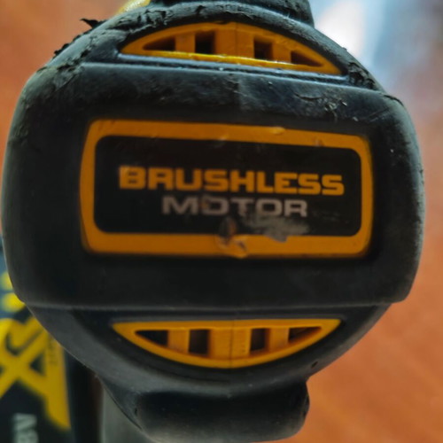 Dewalt DCD796 drill used with 4AH battery and charger