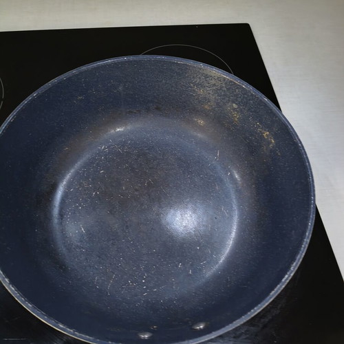 Deep baking pan with lid used, steam vent