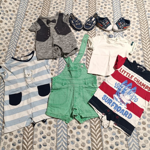 Baby clothing set like new with gifts for 1-month-old