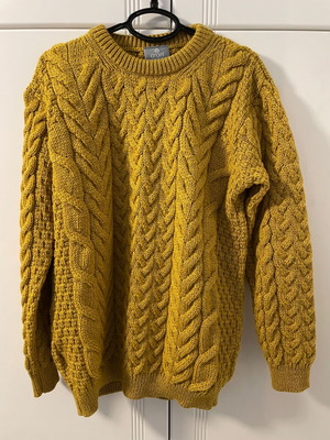 Woolen men's knitted sweater size M new, yellow gold