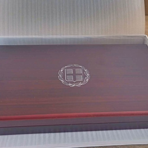 Wooden case with commemorative 2018 circulation coins new