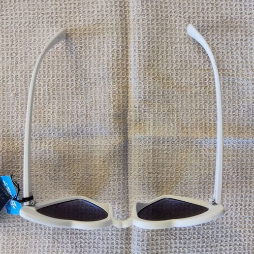 Solo-Solis NDL1863 sunglasses new, white frame, black heart-shaped lenses