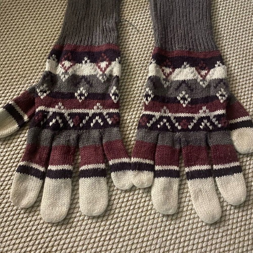 Women's knitted gloves used, white and purple