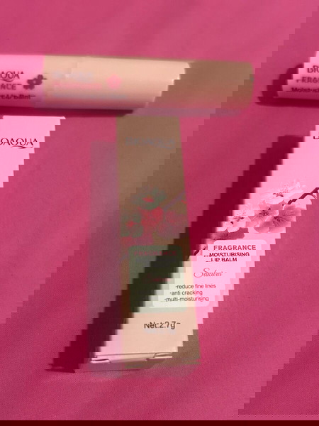 Ενυδατικό lip balm χειλιών στο κουτί του