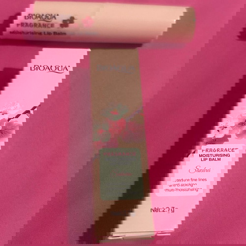 Ενυδατικό lip balm χειλιών στο κουτί του