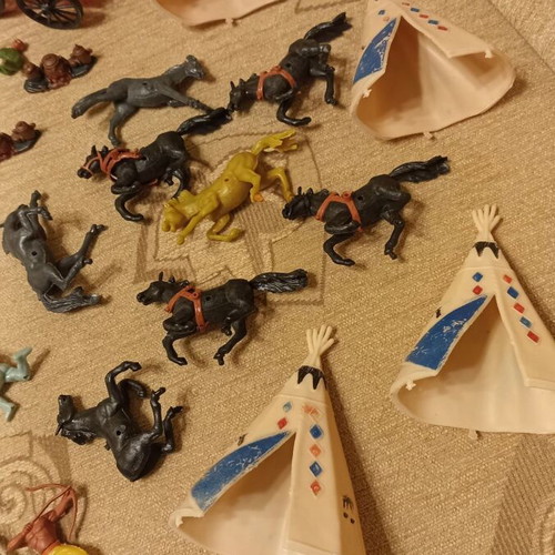 Vintage 70s Cowboys and Indians figures used with damages and missing parts