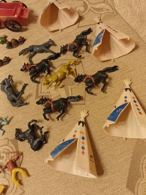 Vintage 70s Cowboys and Indians figures used with damages and missing parts