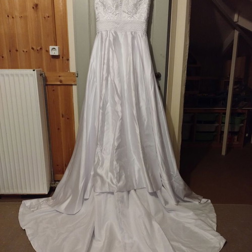 Wedding dress small, new, lace and satin train, romantic style