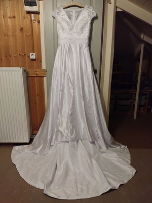 Wedding dress small, new, lace and satin train, romantic style