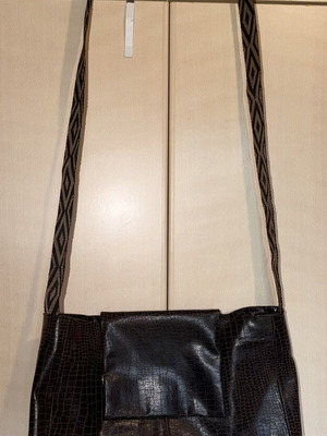 Shoulder bag handmade leather with matching inner pouch and magnetic clasp like new, black