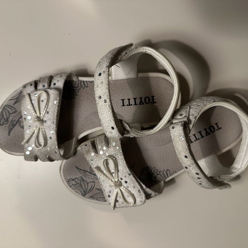 Sandals size 32 like new, white and gray