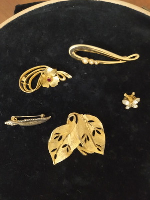 Vintage pin set like new, various designs