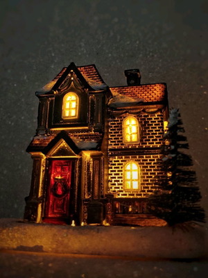 Lighted house new, size 11 centimeters