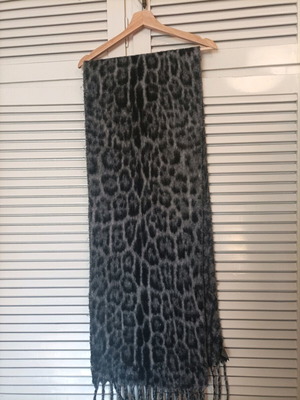 H&M pashmina in gray color like new