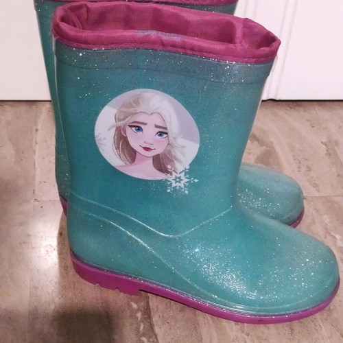 Galotses and slippers like new for girls sizes 30-31 and 34-35