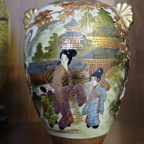 Satsuma vase with geishas like new, small