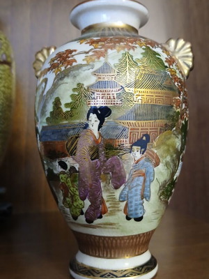 Satsuma vase with geishas like new, small