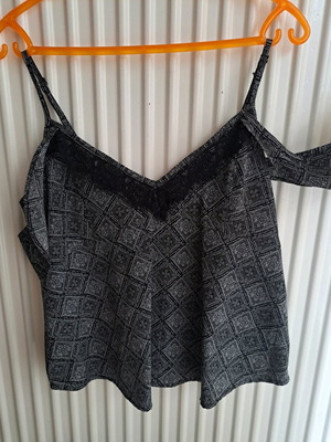 Pull & Bear sleeveless blouse like new, size S, black and white