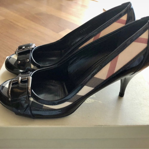 Burberry black patent leather pumps with metallic buckle like new
