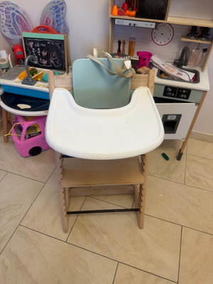 Stokke high chair with tray and safety belt like new