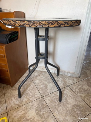 Round coffee table like new