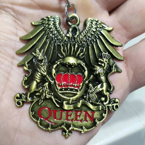 Retro Queen keychain like new, gold color