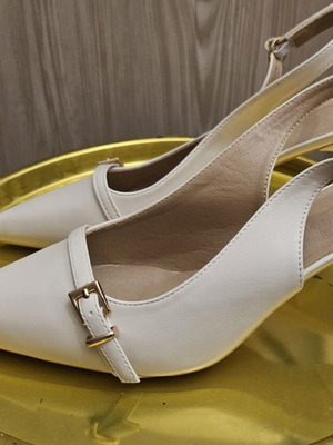 Zara μπεζ χανηλοτάκουνα πέδιλα σαν καινούργια με χρυσές λεπτομέρειες μέγεθος 40