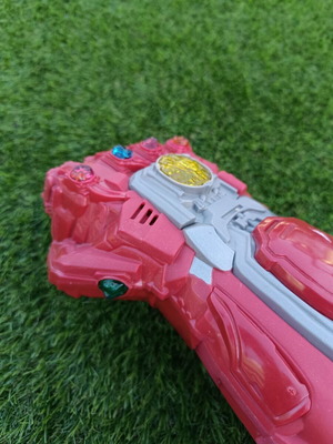 Red Infinity Gauntlet Avengers Endgame light up sound stone, like new, Hasbro