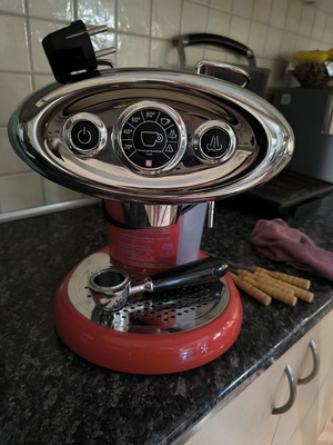 Καφετιέρα espresso illy σαν καινούργιο, ελάχιστα χρησιμοποιημένη