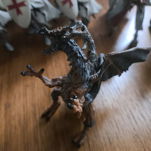 Knight figures set like new, 16 pieces with dragon