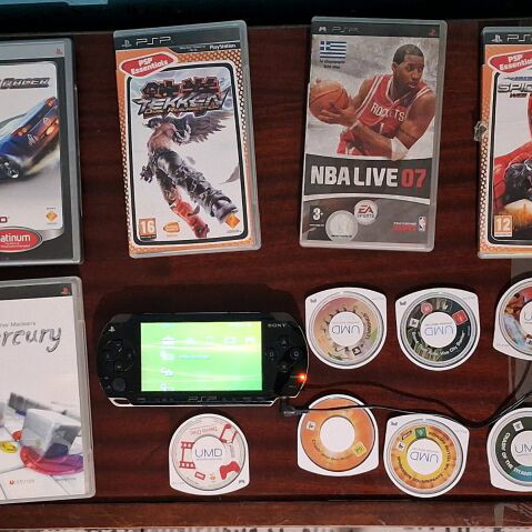 Sony PSP Piano Black like new with 18-game collection