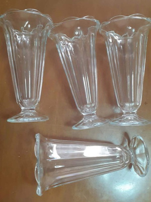 Vintage glass dessert bowls set of 4 like new