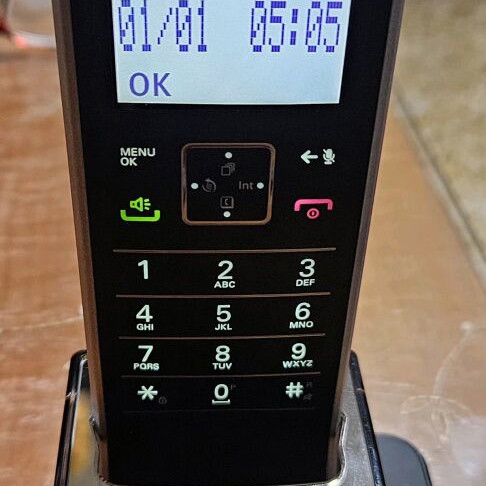 Motorola phone like new with mirror base and three covers
