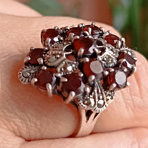 Silver 925 ring with 11 garnets and marcasites like new