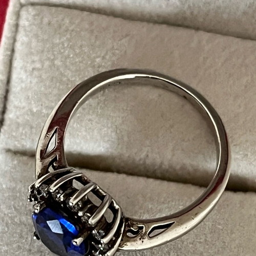 Silver 925 ring like new with blue stone and zircon