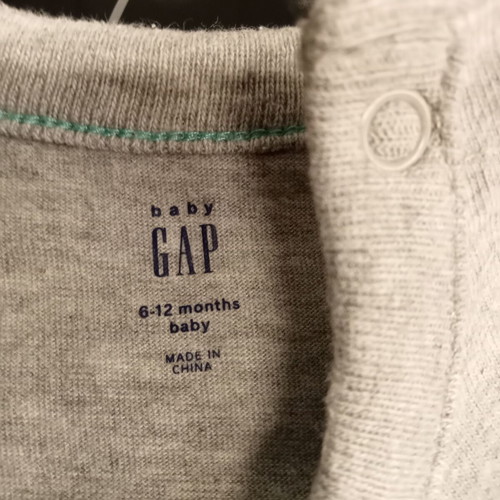 Baby Gap bodysuit - shirt 6/12 months like new
