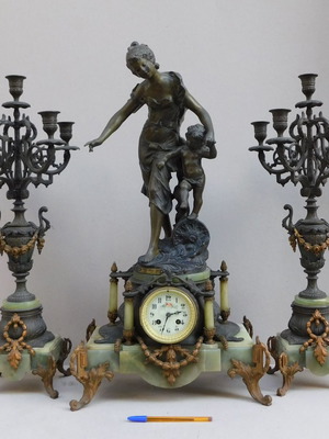 Μεταλλικό ρολόι με αγάλματα Auguste Moreau και μαρμάρινη βάση