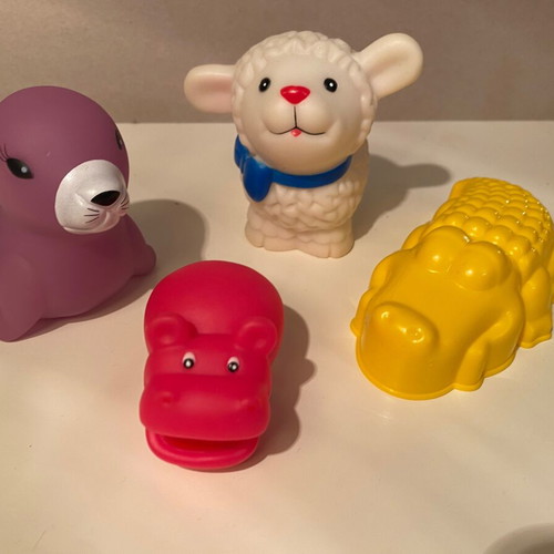 Set of 4 sea animal toys like new for water play