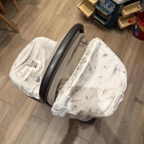 Inglesina Baby Car Seat like new with Dooky cover, beige