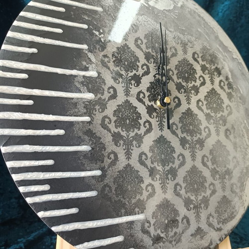 Handmade wall clock with liquid glass, new, 30cm diameter