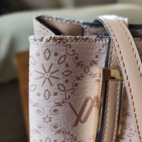 Verde shoulder bag like new, 3 compartments, soft pink beige