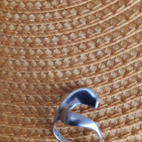 Silver 925 ring like new, size 9, silver color
